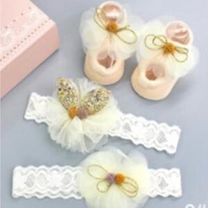New Gift Set of 2 headbands & 1 set of newborn booties.